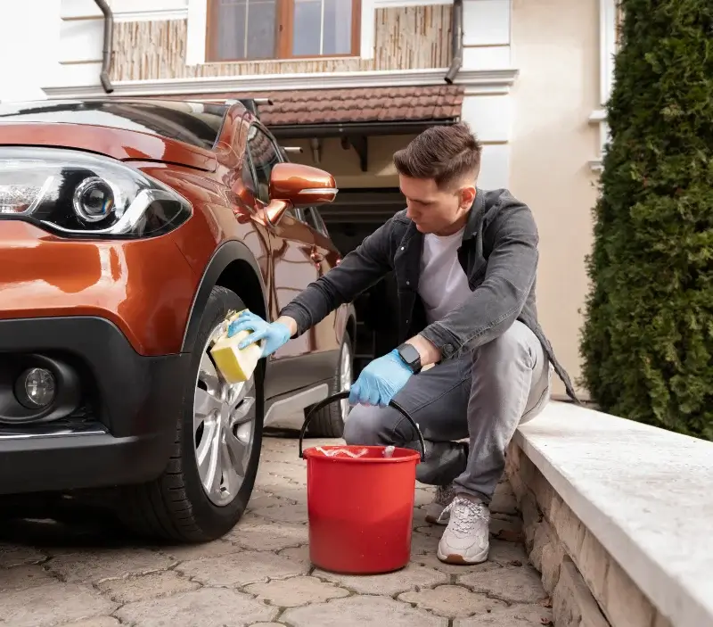 Lavage auto à domicile Grillon : professionnel intervenant sur un véhicule